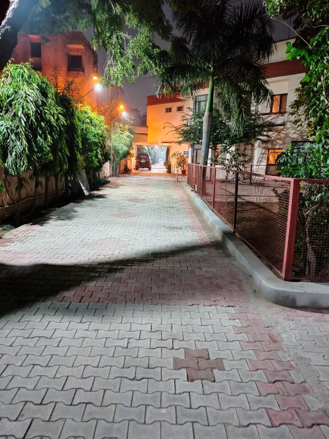 R C Palace Hotel Bhiwadi Buitenkant foto