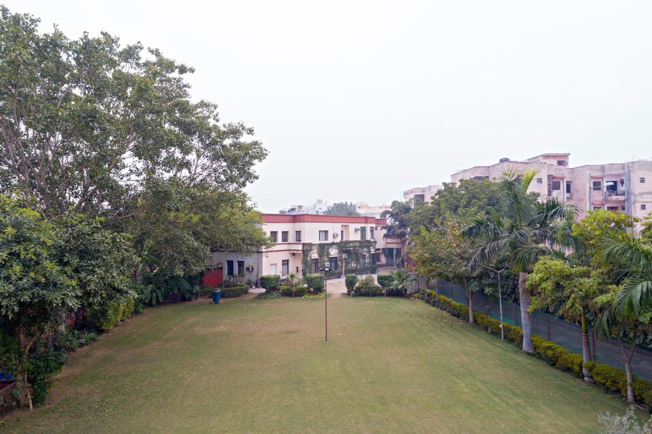 R C Palace Hotel Bhiwadi Buitenkant foto