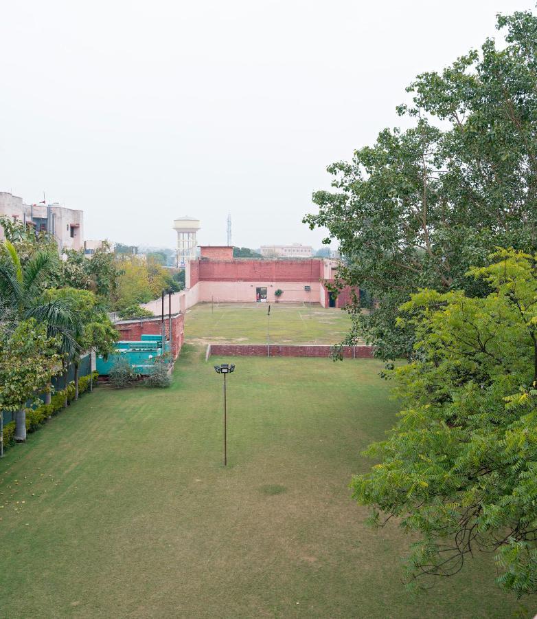 R C Palace Hotel Bhiwadi Buitenkant foto